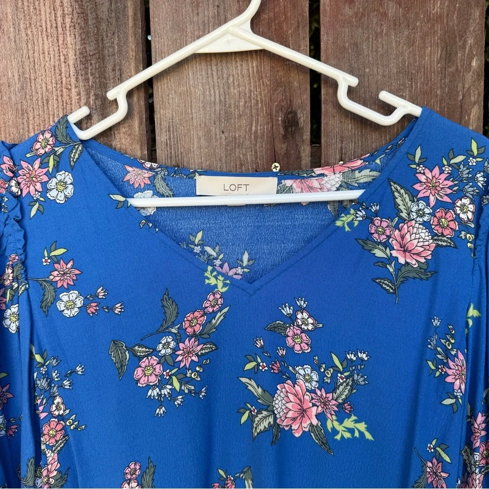 Loft Blue Floral V-Neck Long Sleeve Blouse Size Medium